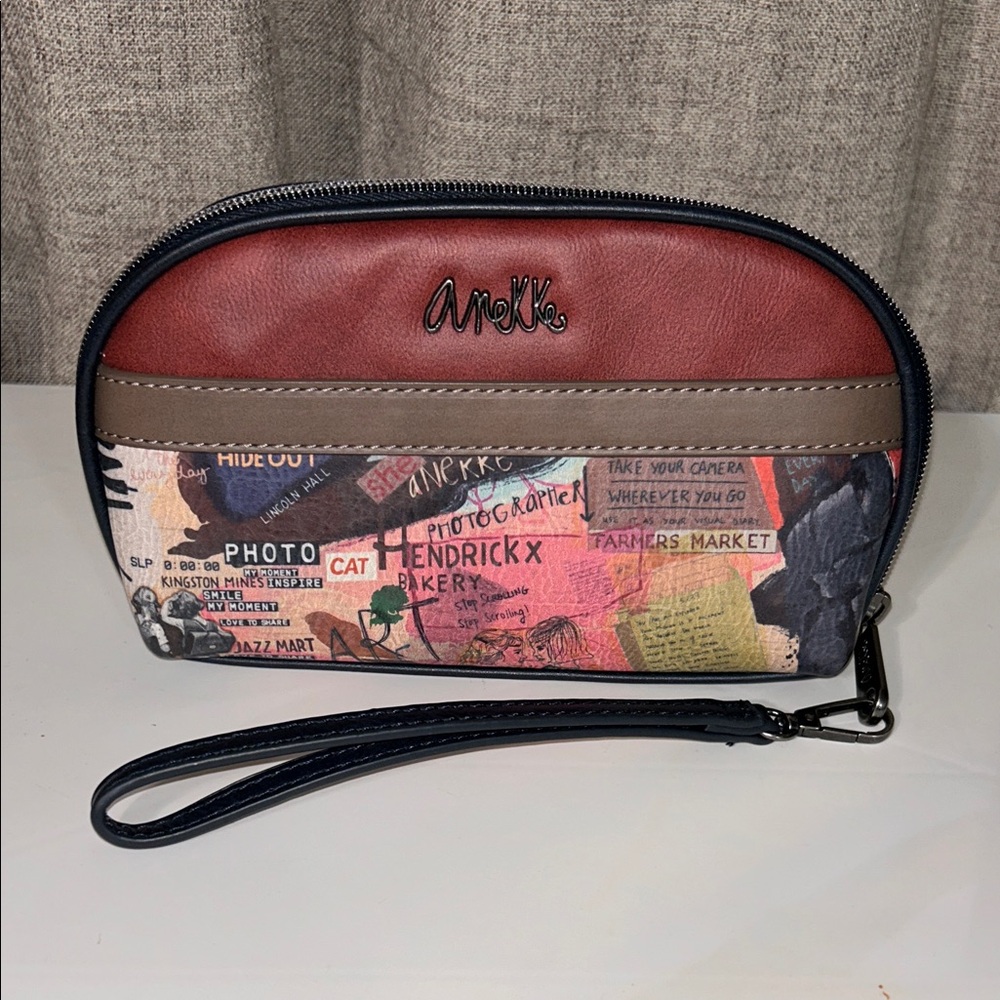 Anekke City Art “Are U Who U Want to Be” Multicolor and‎ Compartment Wristlet